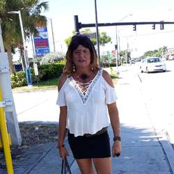 Alavishwoman's Chat & Dating Profile